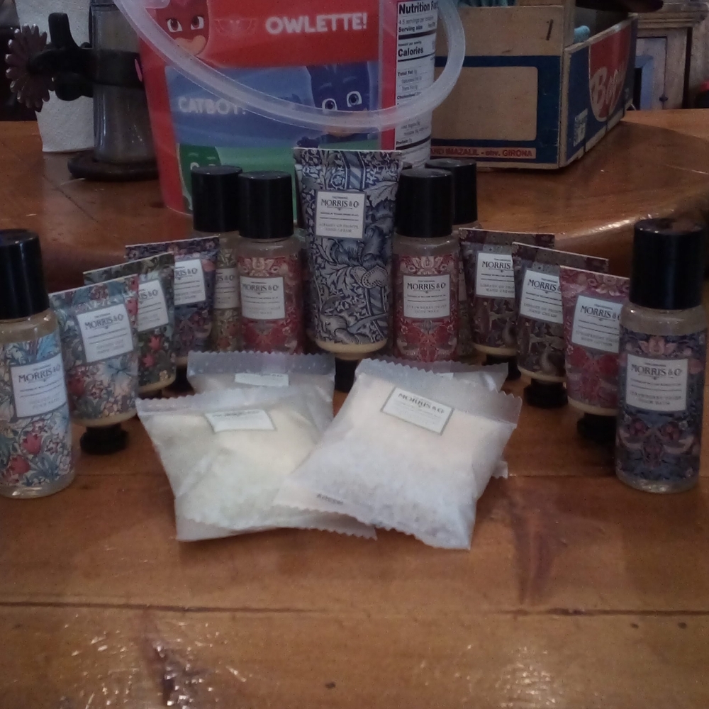 A Morris & Co bath set